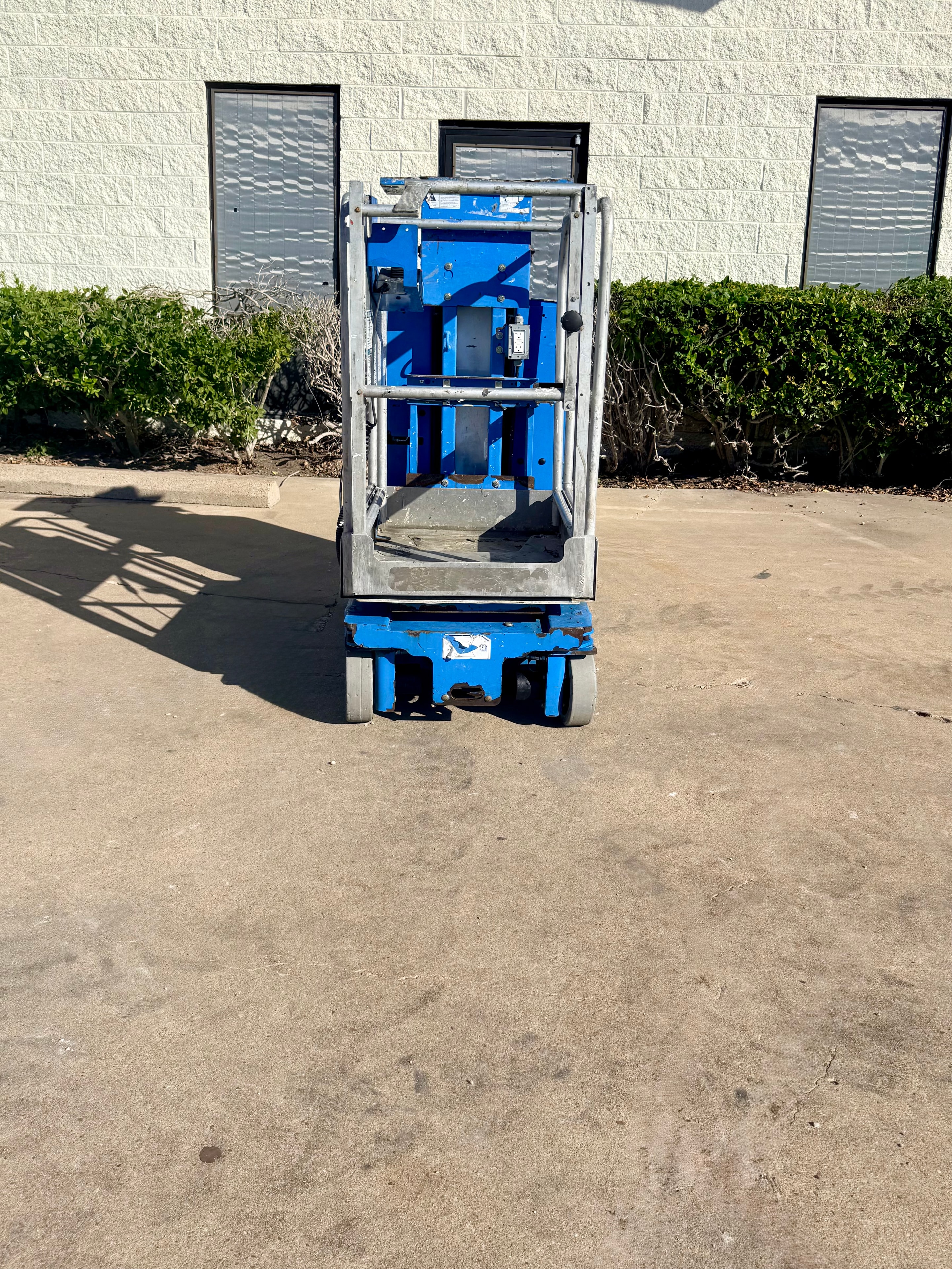 2016 GENIE GR-20 SINGLE MAN LIFT 2